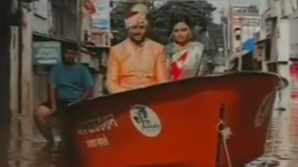 दुल्हन को बांहों में उठाकर दूल्हे ने कराया गृहप्रवेश