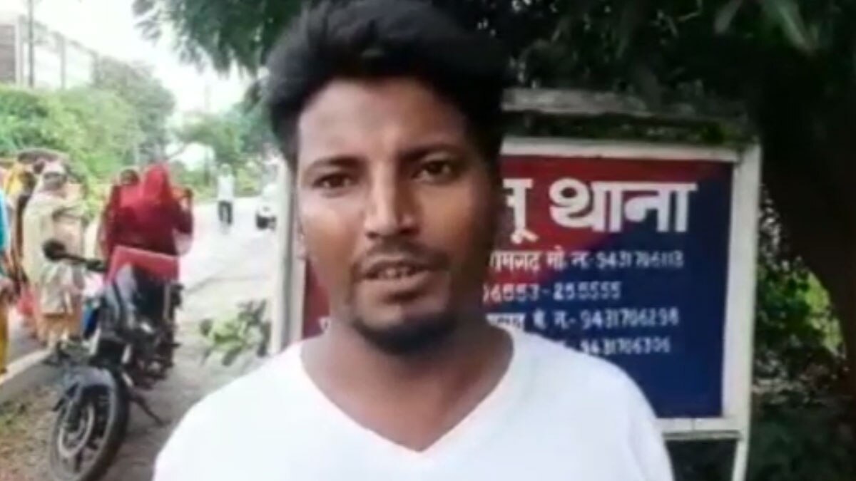 गांव वालों ने की दरोगा की जमकर पिटाई 