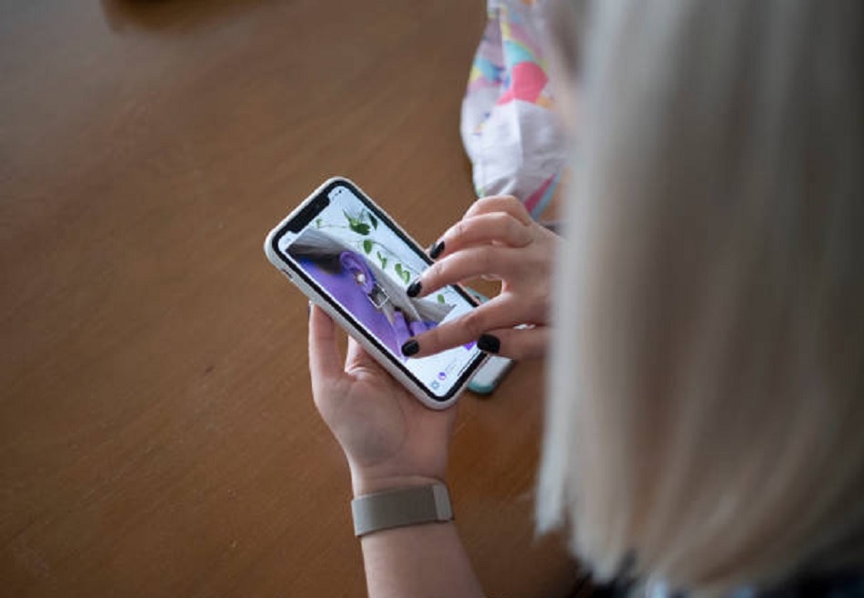 जिस्म से उतरे कपड़े बेच करोड़पति बनी मॉडल