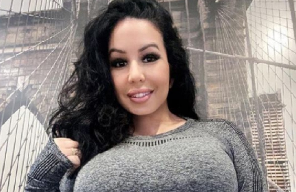 जिस्म से उतरे कपड़े बेच करोड़पति बनी मॉडल