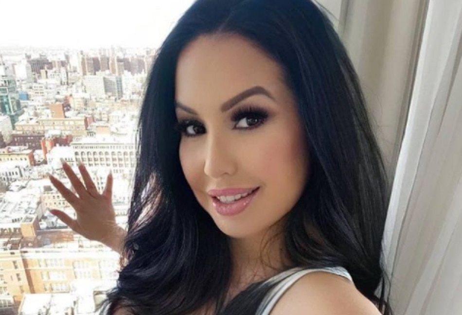 जिस्म से उतरे कपड़े बेच करोड़पति बनी मॉडल