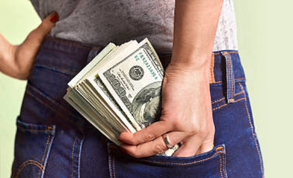 जिस्म से उतरे कपड़े बेच करोड़पति बनी मॉडल