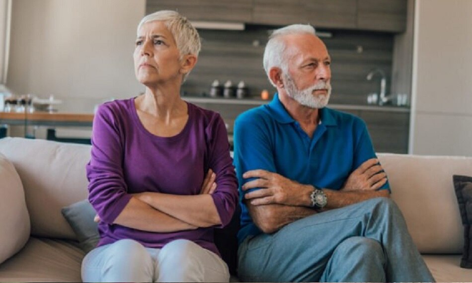 पार्टनर की पोर्न एडिक्शन से परेशान महिला