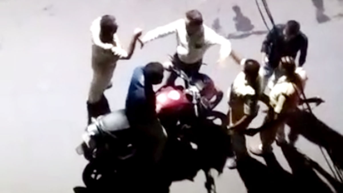 बीच सड़क पुलिस वालों ने बाइक सवार को मारे थप्पड़ 