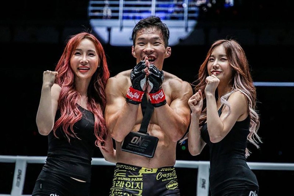MMA fighter avoid clicking with ring girl