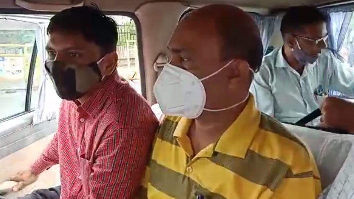 सिटी इंजीनियर और महिला क्लर्क को लोकायुक्त पुलिस ने रिश्वत लेते पकड़ा