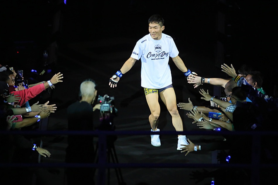 MMA fighter avoid clicking with ring girls