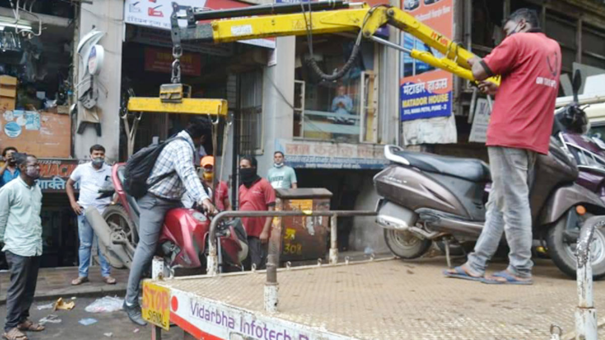 सड़क किनारे खड़ी बाइक को क्रेन ने सवार सहित उठाया