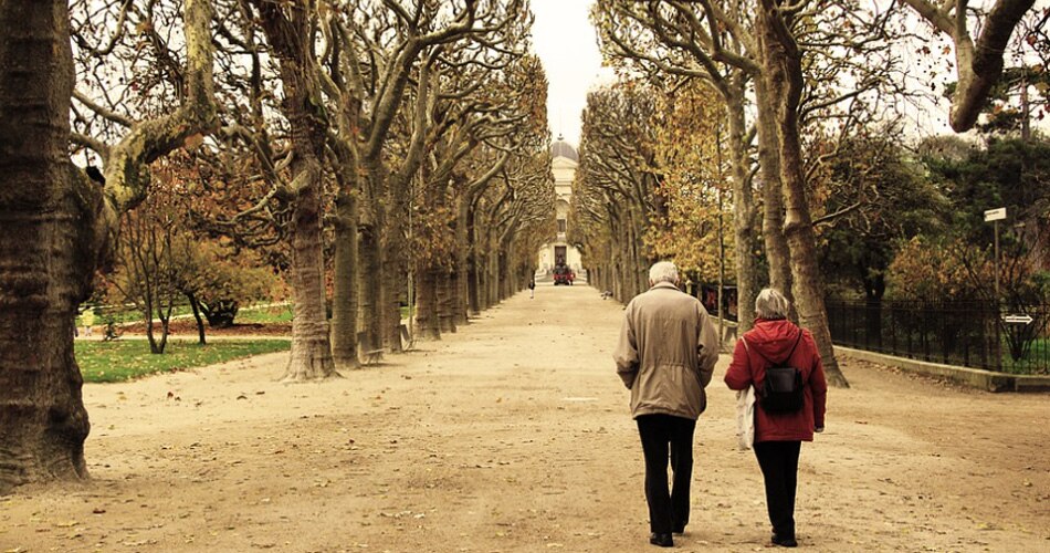 गर्लफ्रेंड के खर्चों से परेशान पुरुष