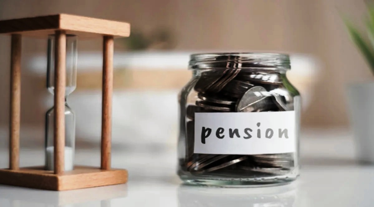 पेंशन उसके पत्नी या पति को मिलता है