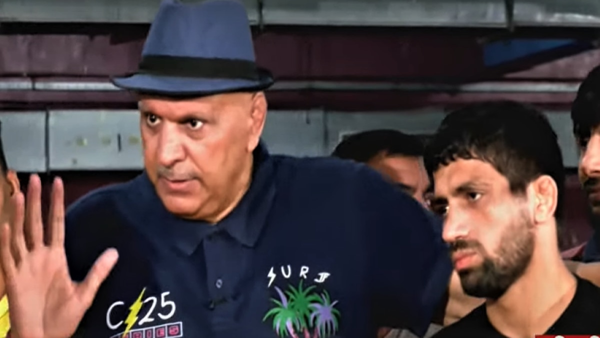 wrestler Ravi Dahiya with Guru Satpal Singh