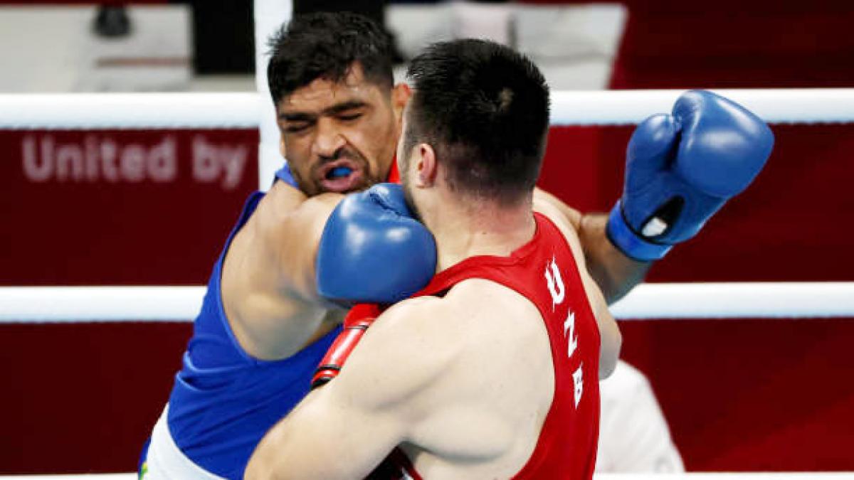 Bakhodir Jalolov (red) of Team Uzbekistan exchanges punches with Satish Kumar.(Getty) 