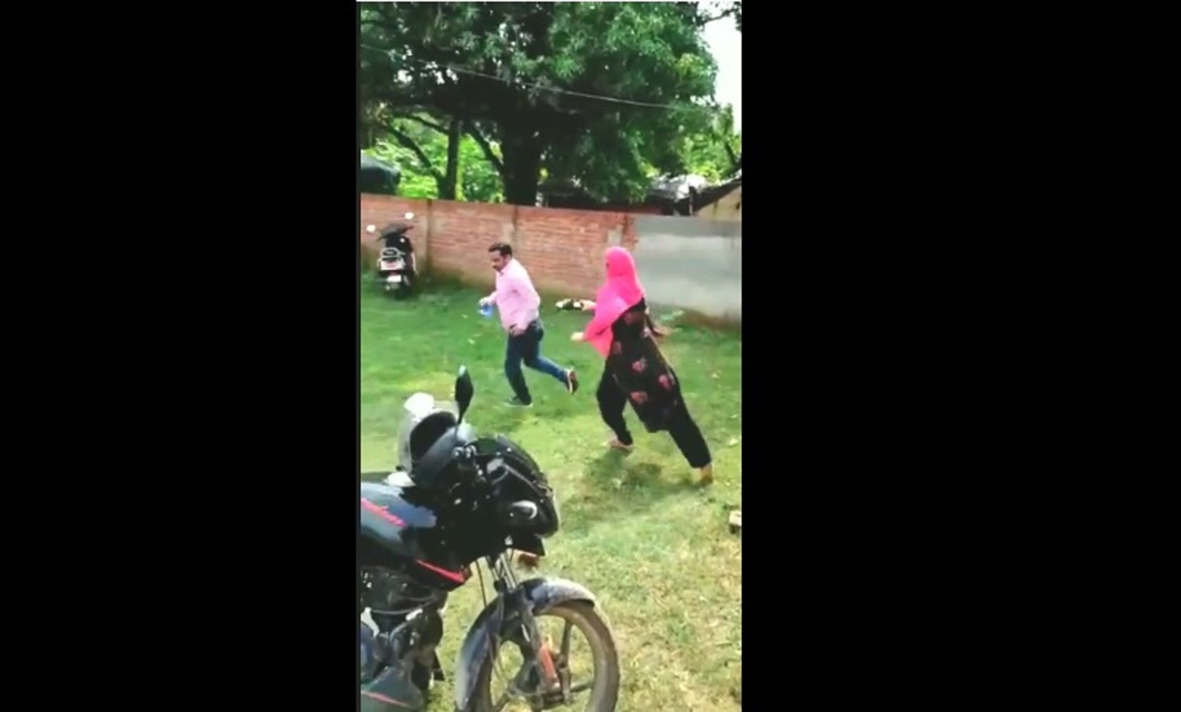 महिला ने दौड़ा-दौड़ाकर चप्पलों से पीटा