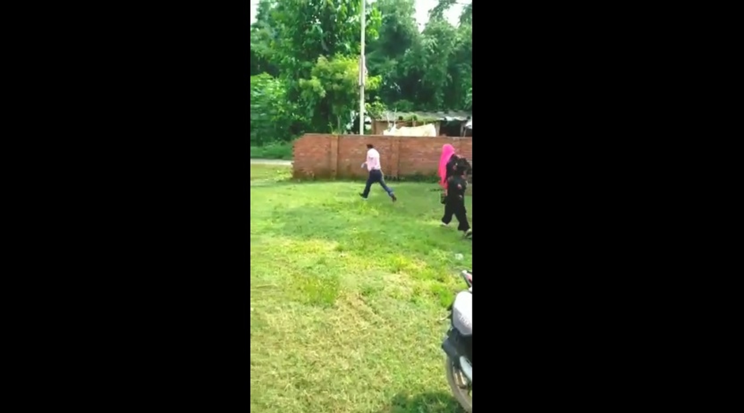 टीचर को महिला ने पीटा