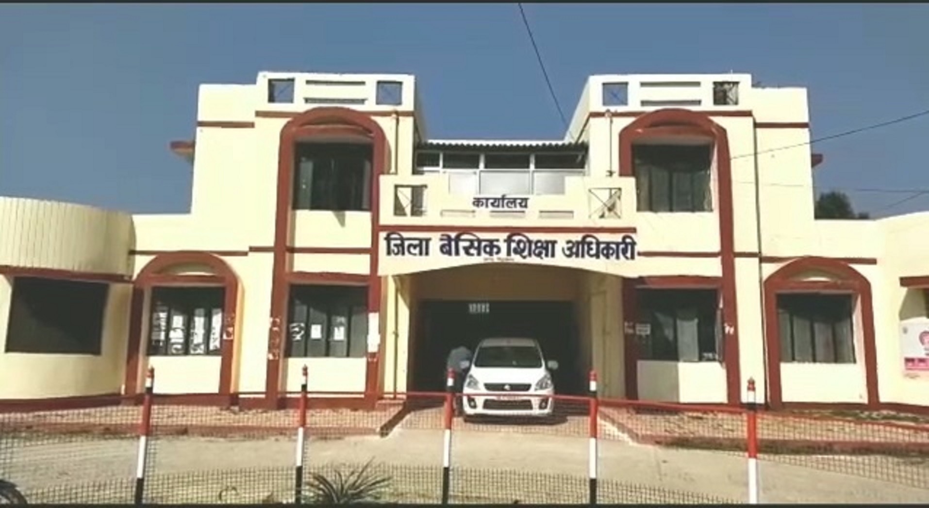 महिला ने टीचर को पीटा