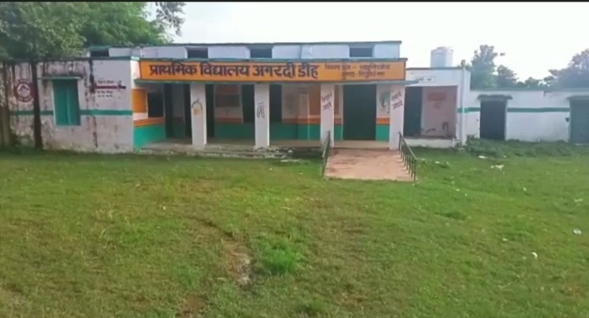 महिला ने दौड़ा-दौड़ाकर चप्पलों से पीटा