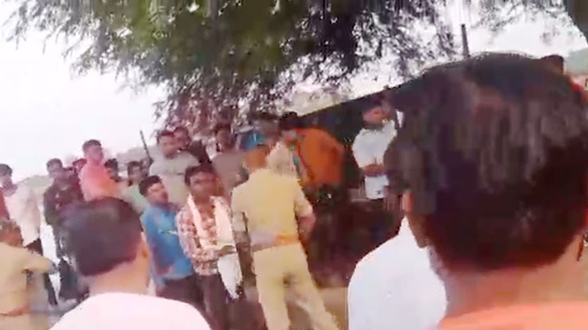 दरोगा ने सरेआम युवक को लाठी से पीटा