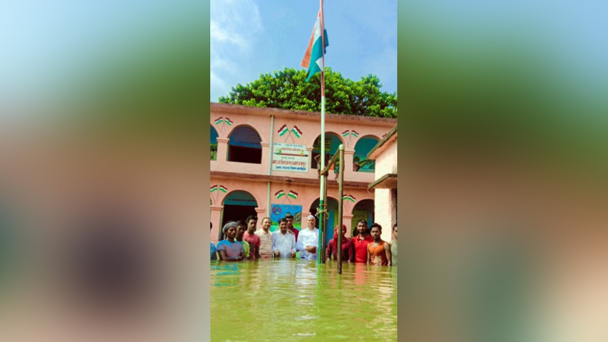 पानी में घुसकर लोगों ने  झंडोत्तोलन किया