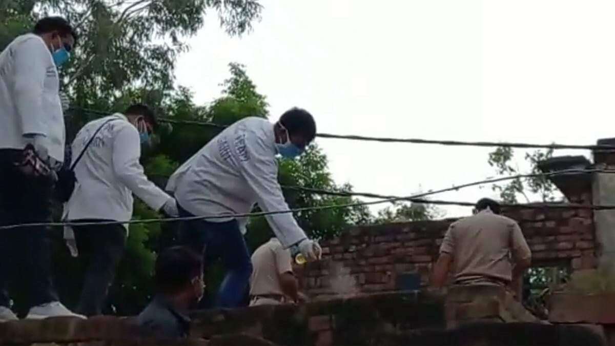 महिला की बेरहमी से हत्या, छत पर पड़ा मिला शव