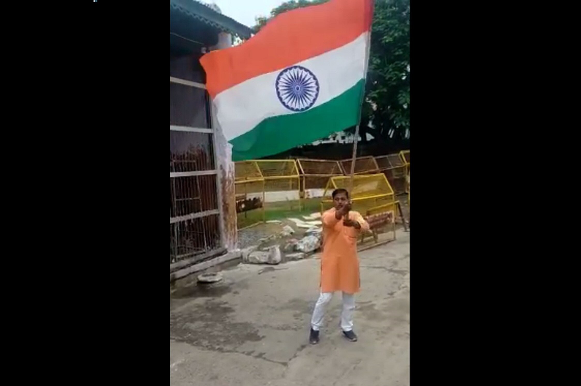 तिरंगा लहराता युवक