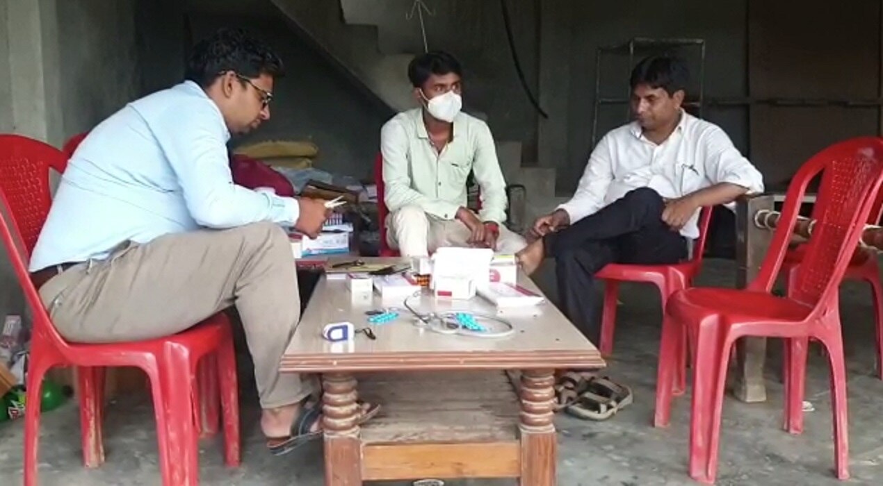 गांव में डॉक्टर की टीम