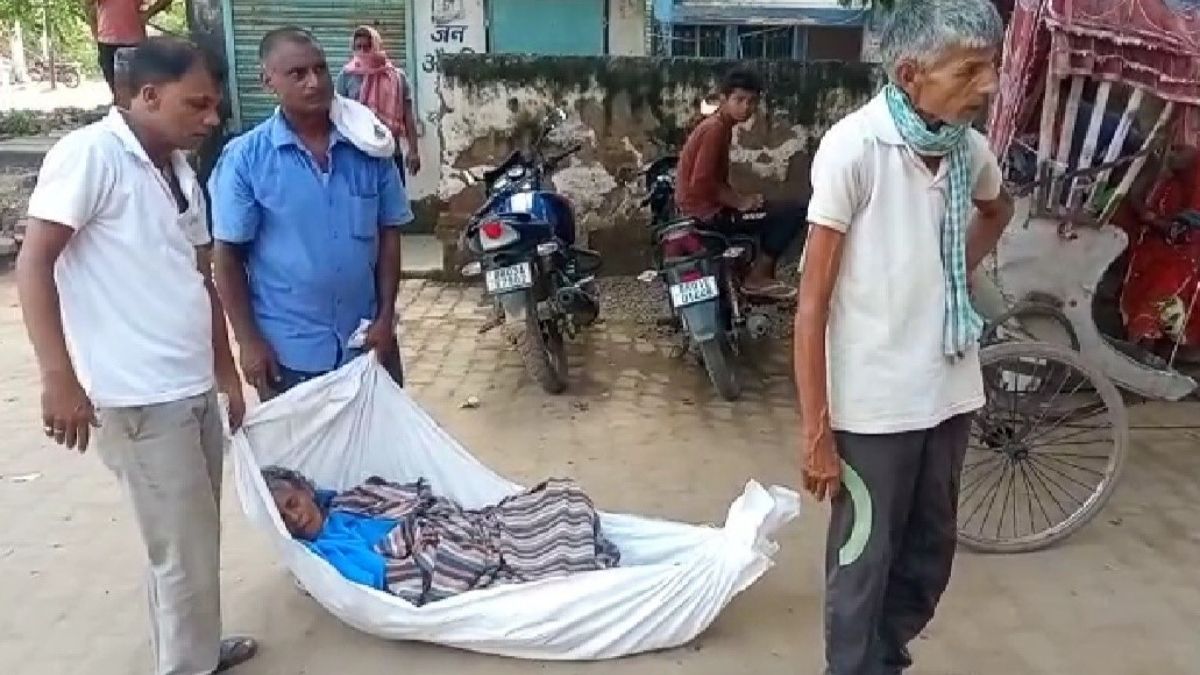 ब्रेन हैमरेज से पीड़ित बुजुर्ग महिला को अस्पताल में नहीं मिला स्ट्रेचर