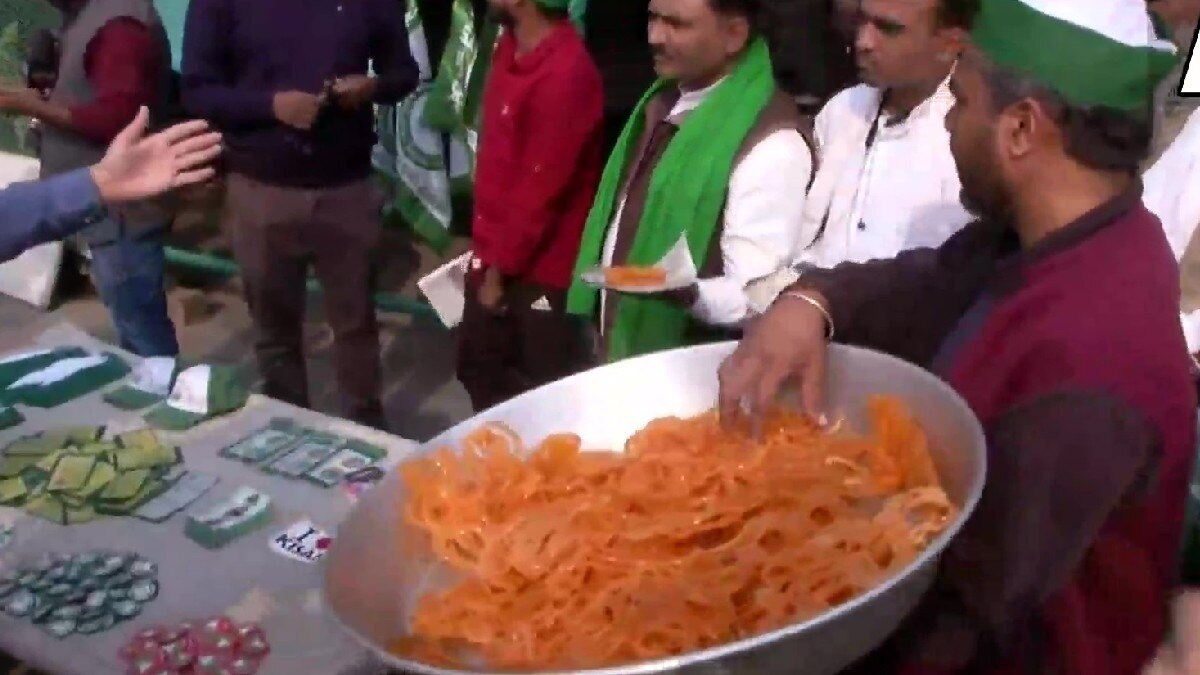 जश्न मनाते किसान