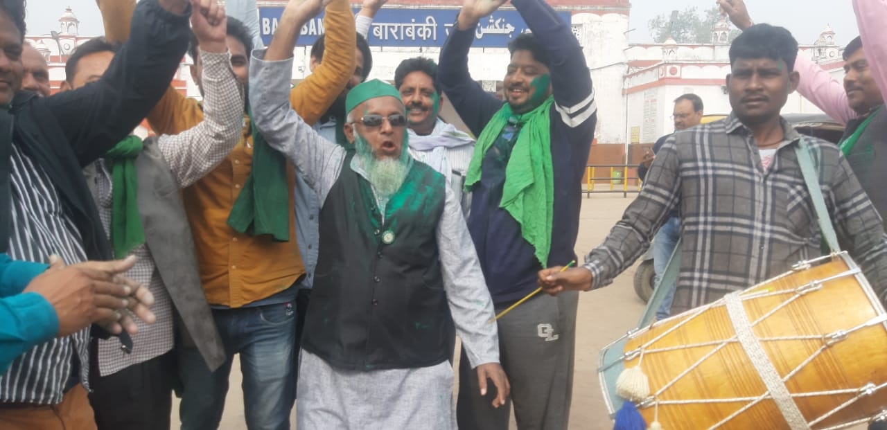 जश्न मनाते किसान