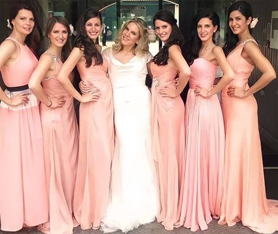 कटरीना अपनी बहनों के साथ 