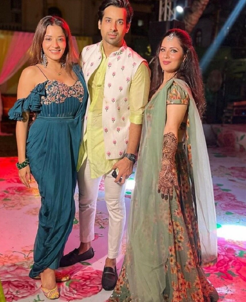 सेरेमनी में पोज देते हुए