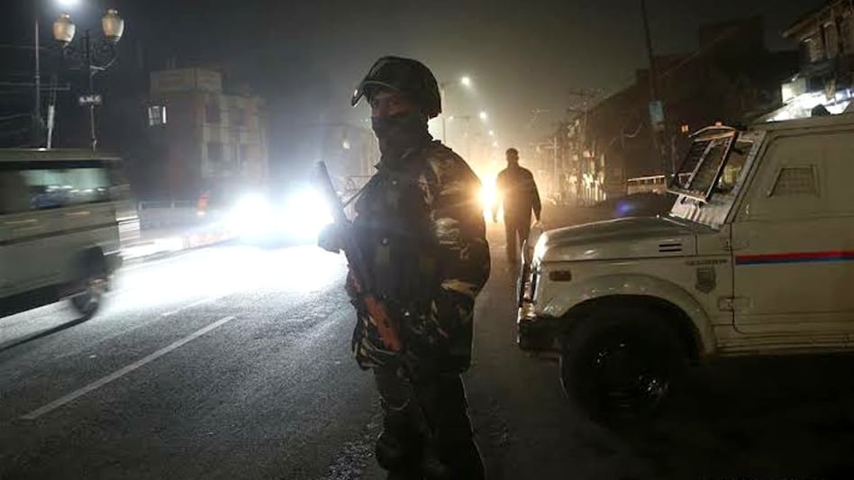 श्रीनगर में पुलिस बस पर आतंकी हमला, 2 पुलिसकर्मी शहीद, 12 घायल