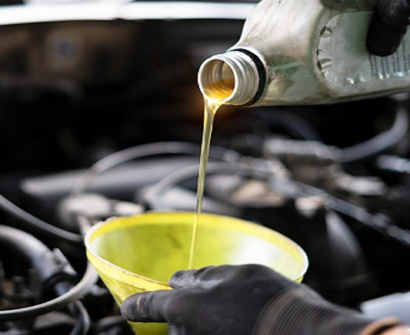 समय से बदलें इंजन ऑयल (Photo : Getty)