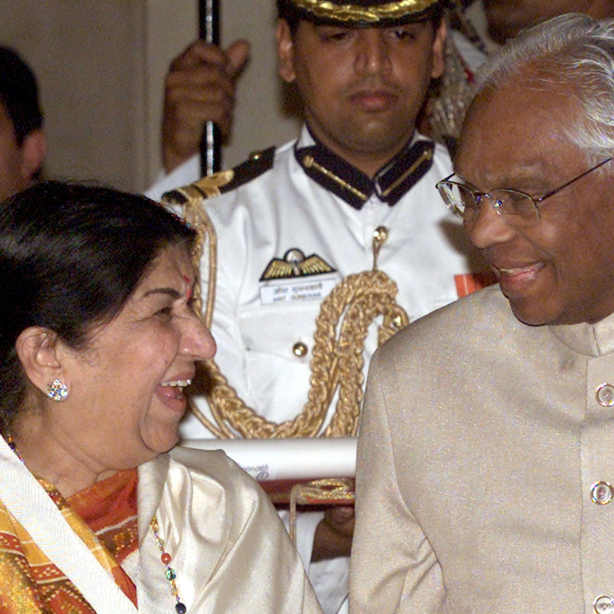 लता मंगेशकर, के आर नारायण