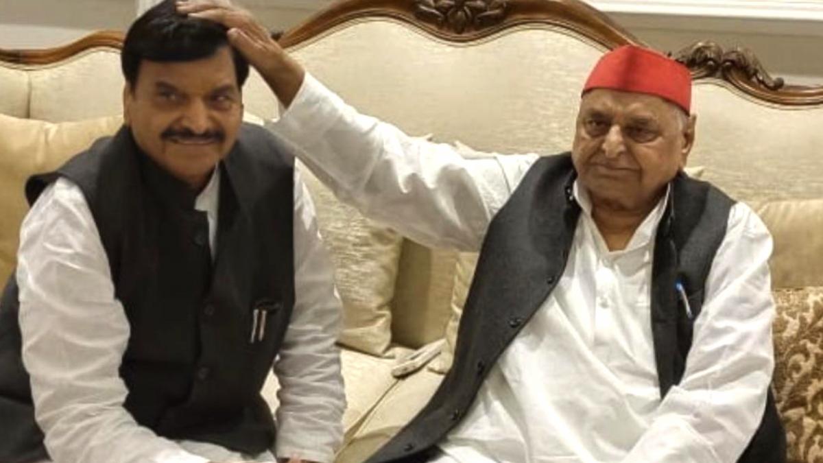 Shivpal singh takes blessing of mulayam singh before poll