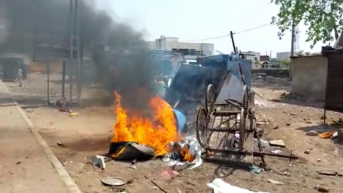 गुजरात के आणंद में रामनवमी की शोभायात्रा पर पथराव के बाद उपद्रवियों ने कई जगह आगजनी की.