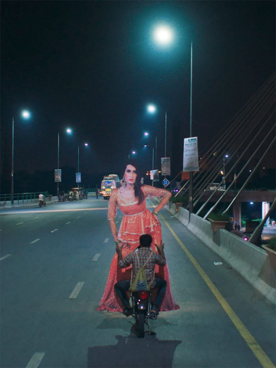 अलीना खान