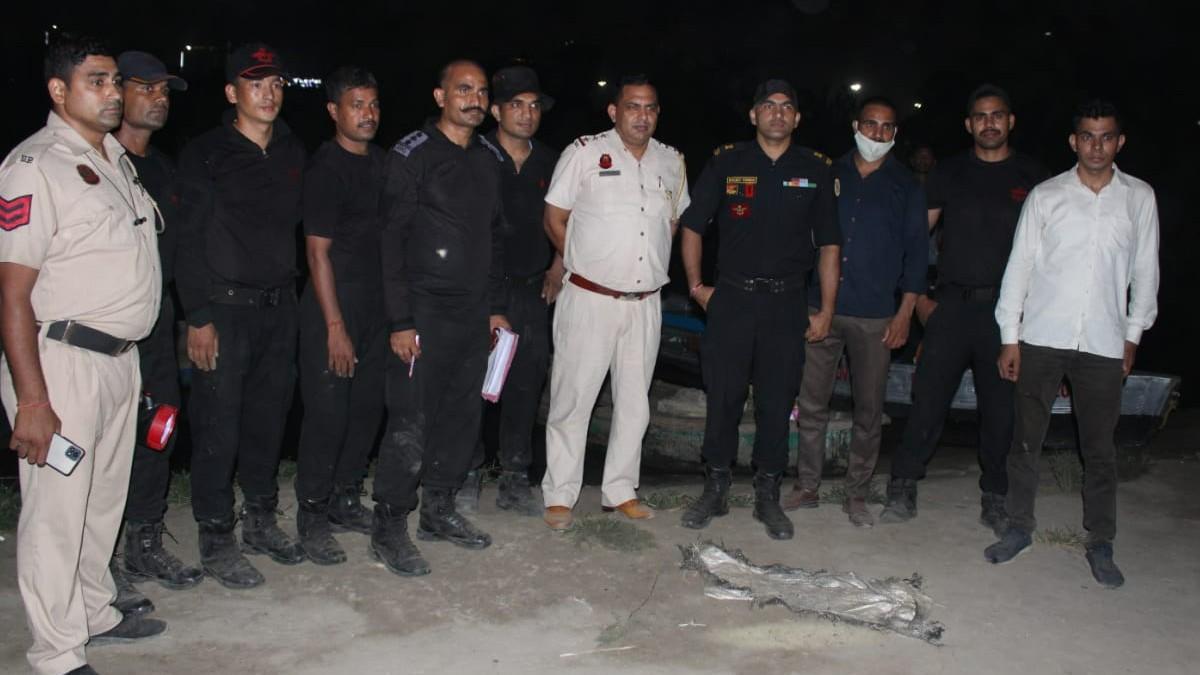 दिल्ली के यमुना खादर में मिले हैंड ग्रेनेड को डिफ्यूज करते पुलिसकर्मी और एनएसजी की टीम.