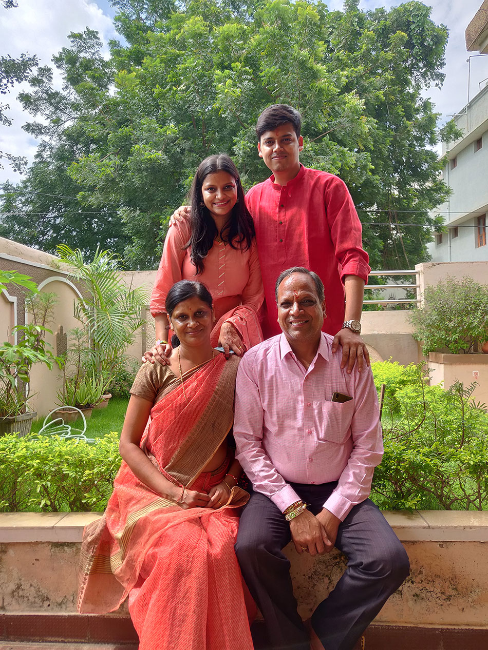 परिवार के साथ ईशू अग्रवाल (Photo: Ishu Agrawal/aajtak.in)