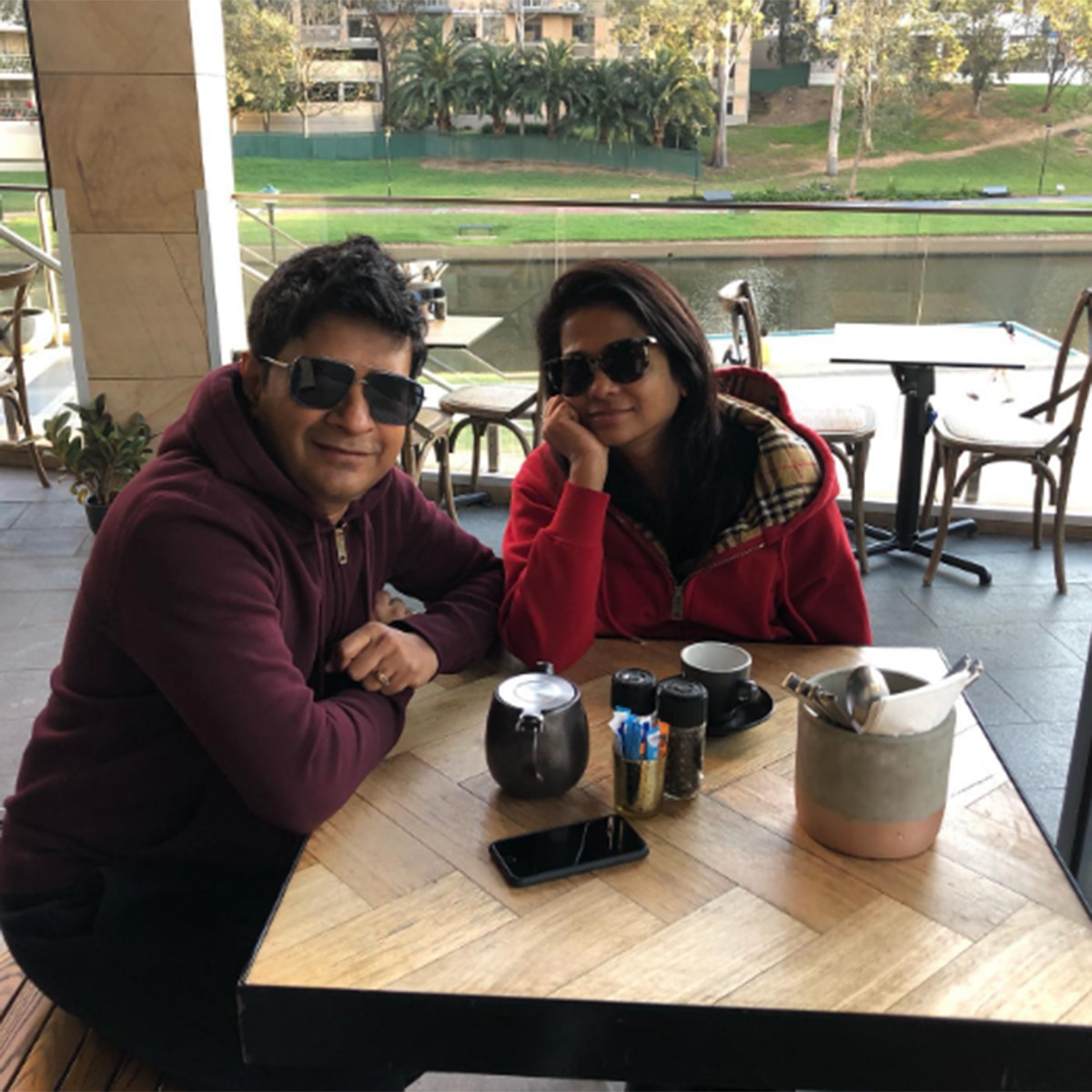 केके अपनी पत्नी के साथ