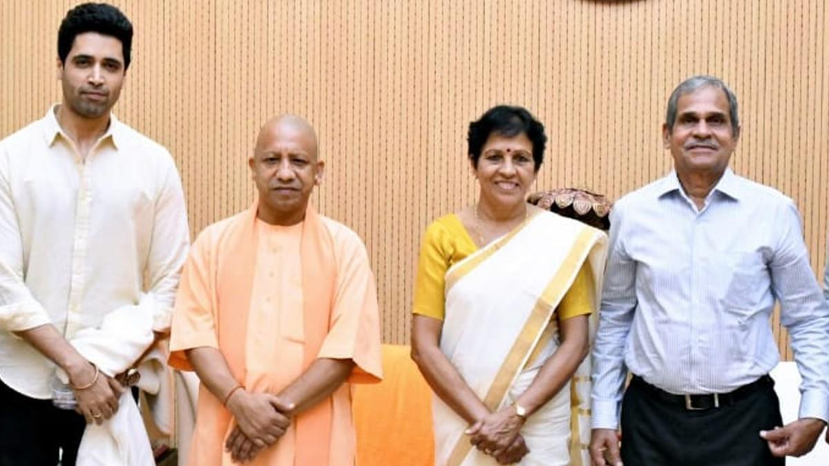 मुख्यमंत्री योगी आदित्यनाथ से मिलने पहुंचे मेजर फिल्म के लीड एक्टर अदिवि शेष, साथ में मेजर संदीप उन्नीकृष्णन के माता-पिता.