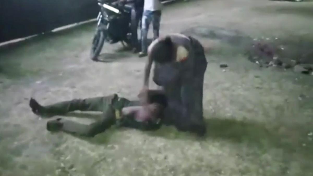 मनचले को चप्पल से पीटती महिला. 