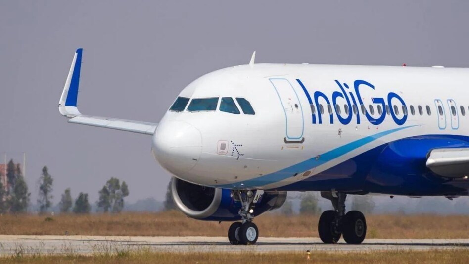 असम: इंडिगो की उड़ान रद्द, रनवे पर विमान के पहिए कीचड़ में फंसे - Assam IndiGo flight cancelled; passenger says plane wheels stuck in outfield ntc - AajTak