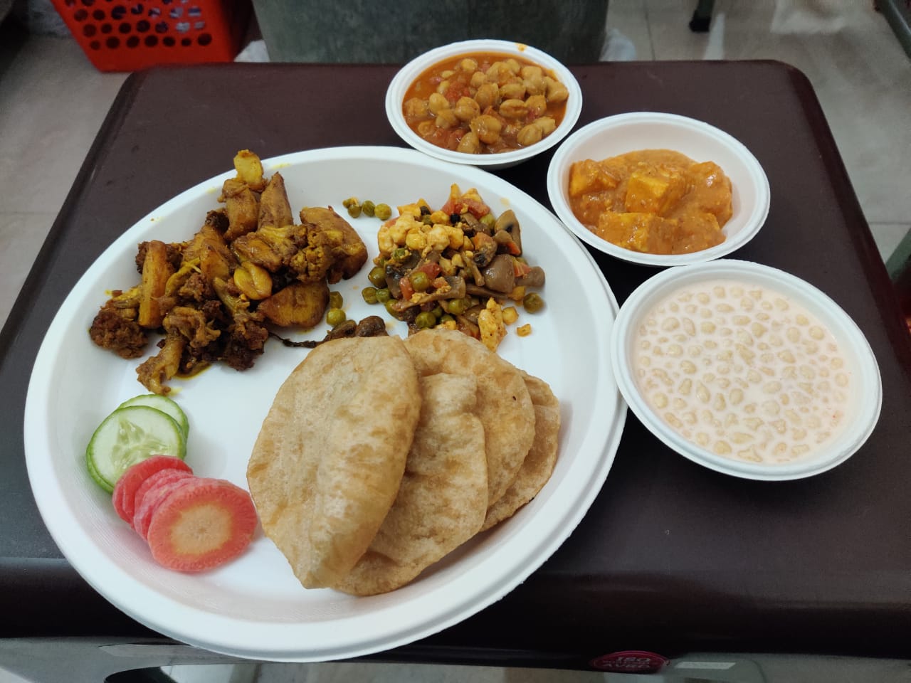 प्लास्टिक की प्लेट-कटोरी