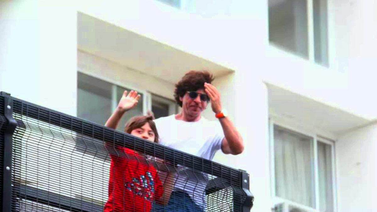 Eid-ul-adha पर फैंस को हुआ Shahrukh Khan-Abram का दीदार, यूजर्स बोले- 'चांद नजर आया'