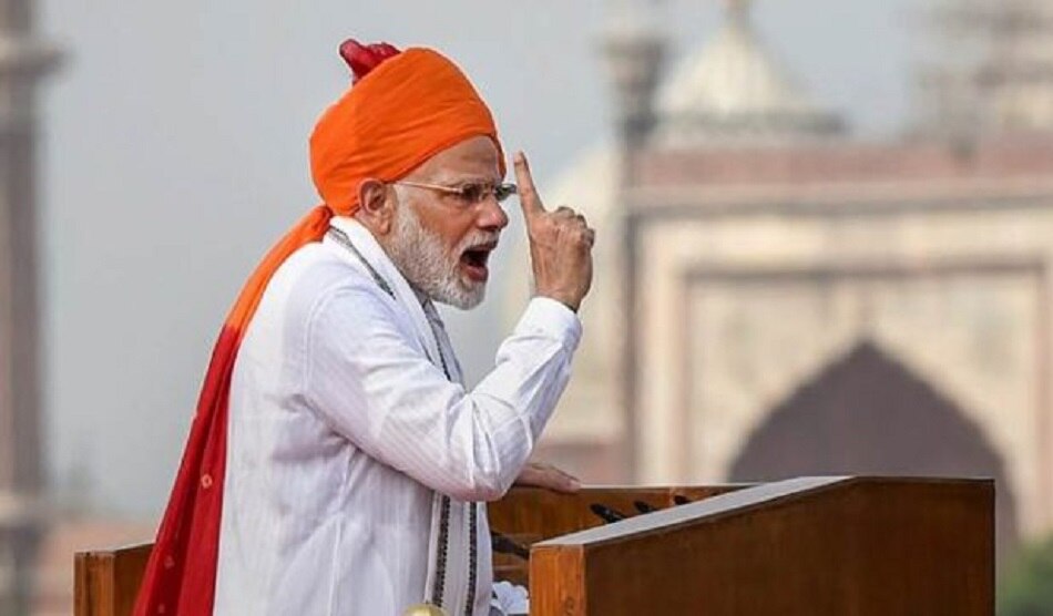 तिरंगा पगड़ी बांध पीएम मोदी ने फहराया राष्ट्रीय ध्वज