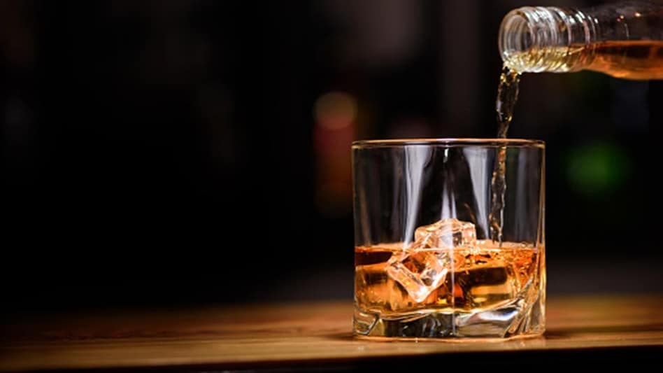 शराब के एक 'पेग' का क्या मतलब है? स्मॉल यानी 30, लार्ज यानी 60 ml किसने तय किया? - Alcohal Peg Meaning Cocktail Drinks Who decided Small Peg as 30 ml and