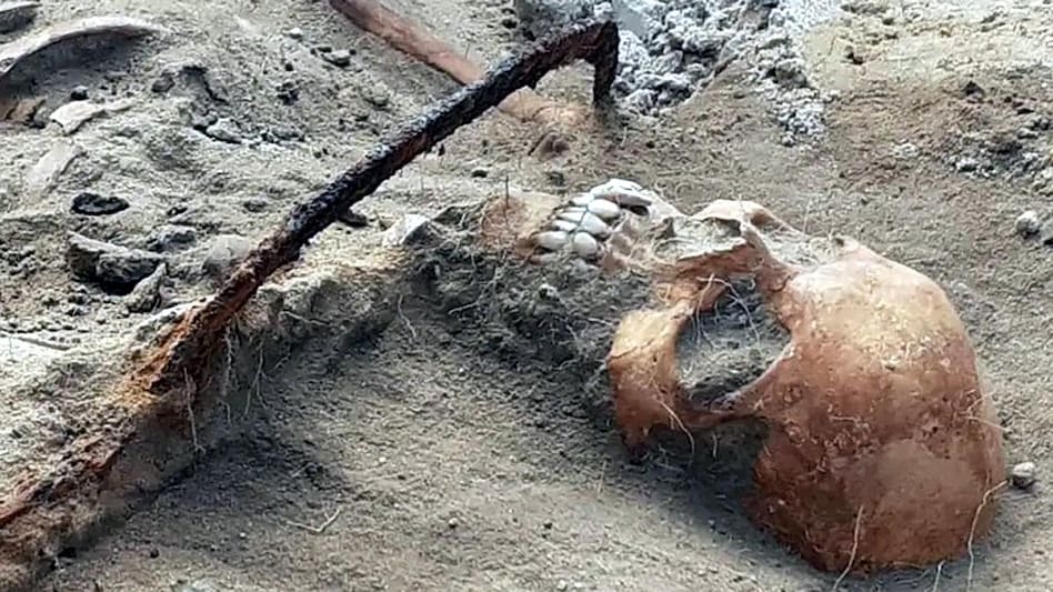 ये है वो कब्र जिसमें महिला वैंपायर के कंकाल के गले के चारों तरफ दरांती लगाई गई है. (फोटोः मिरोस्यू लिचार्स्की)