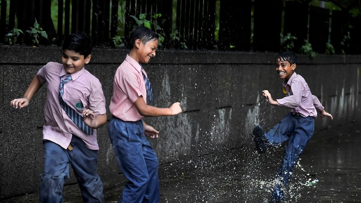 बारिश में बच्चों की खुशी 