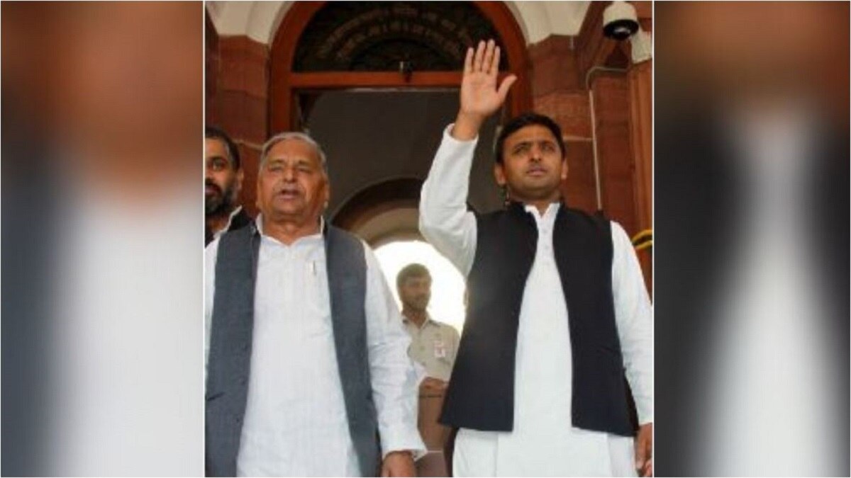 अखिलेश यादव के साथ मुलायम सिंह यादव (फाइल फोटो)