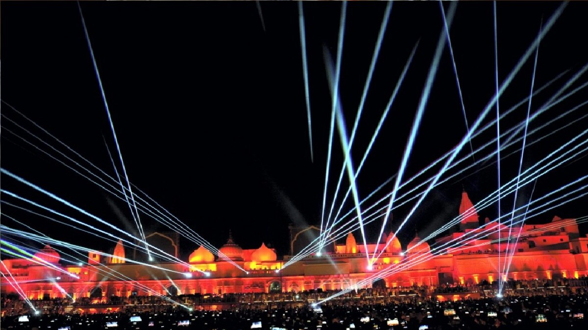  दिवाली की पूर्व संध्या पर अयोध्या में जलाए गए 17 लाख दीए, पीएम मोदी भी हुए कार्यक्रम में शामिल